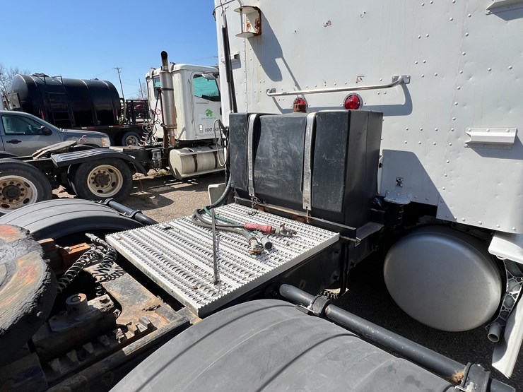 2011-peterbilt-386-image-38