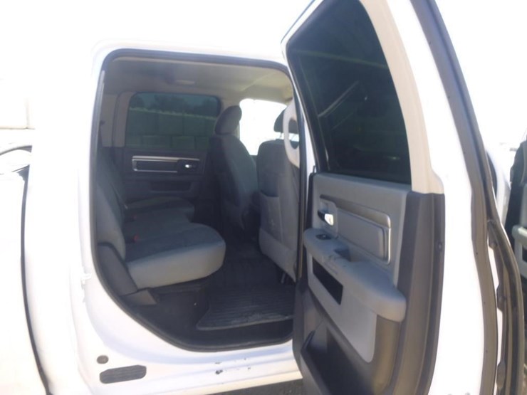 2017-dodge-3500-image-19