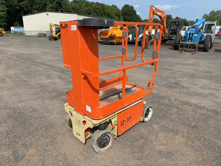 2013-jlg-1230es-image-1
