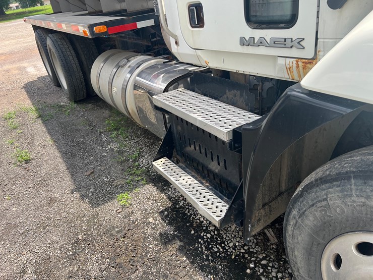 mack-cxu-tender-truck-image-15