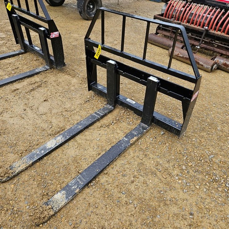 #224 • Kivel 48" 3500 lb Pallet Fork