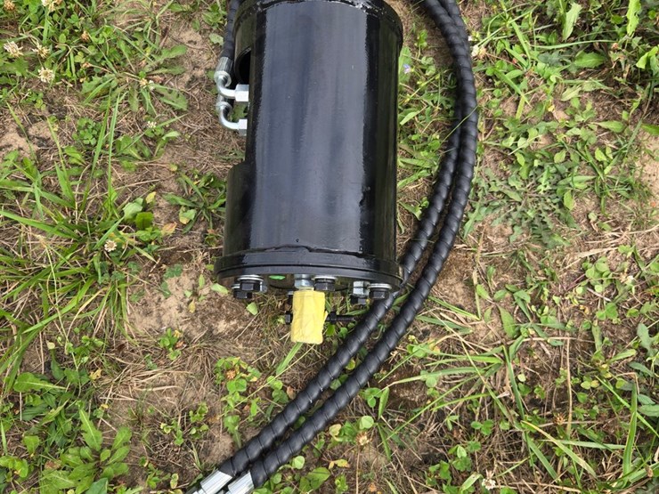 #2050-•-mini-excavator-auger-drive-image-2