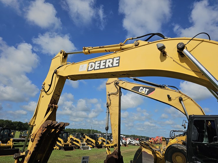 deere-200-lc-image-8