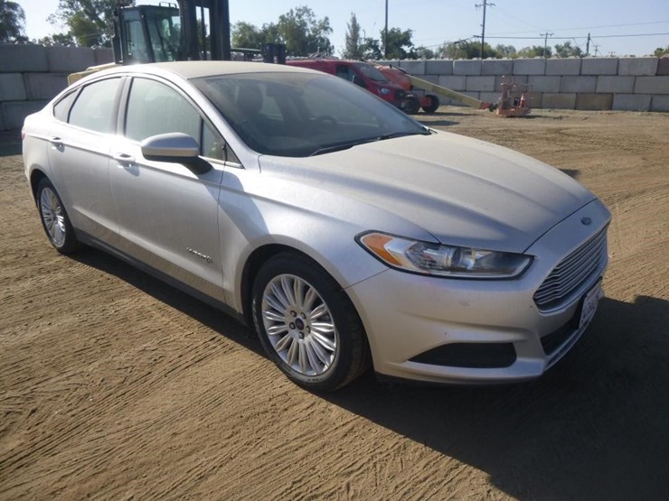 2016-ford-fusion-hybrid-sedan-image-3