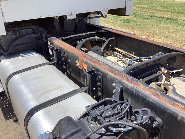 2014-freightliner-m2-image-42