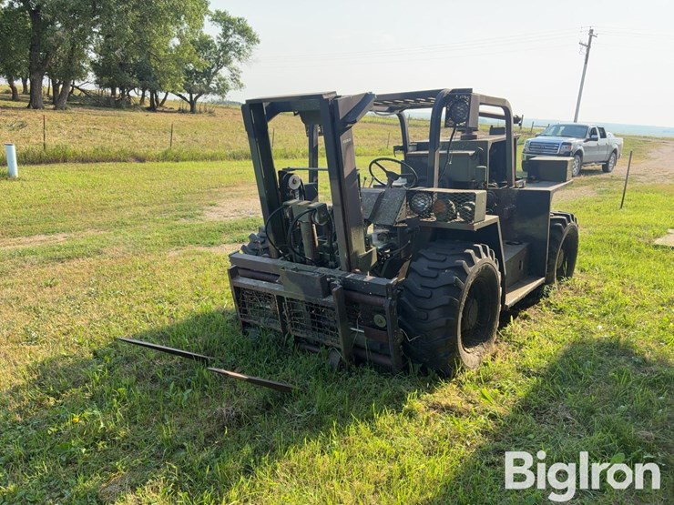 military-rough-terrain-forklift-image-3