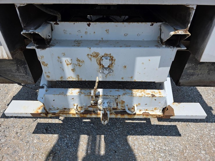 f750-bucket-truck-image-12