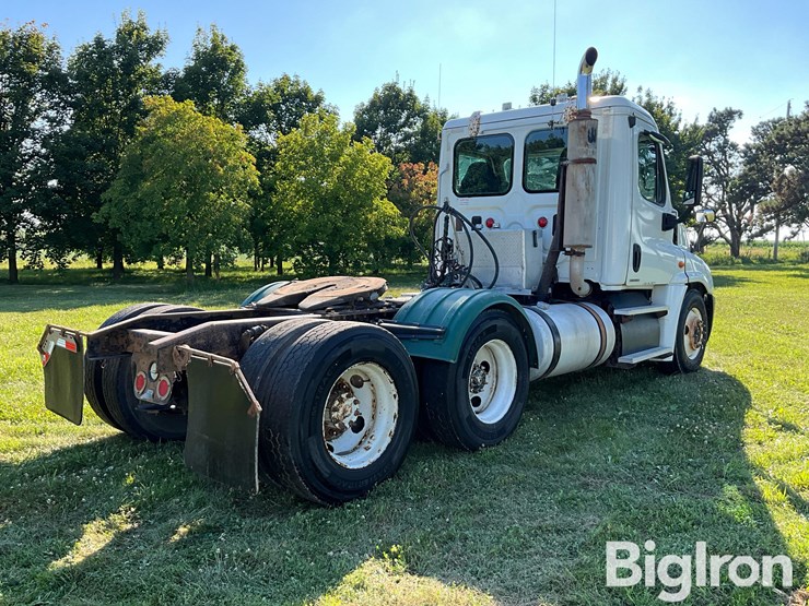 2012-freightliner-cascadia-125-image-5