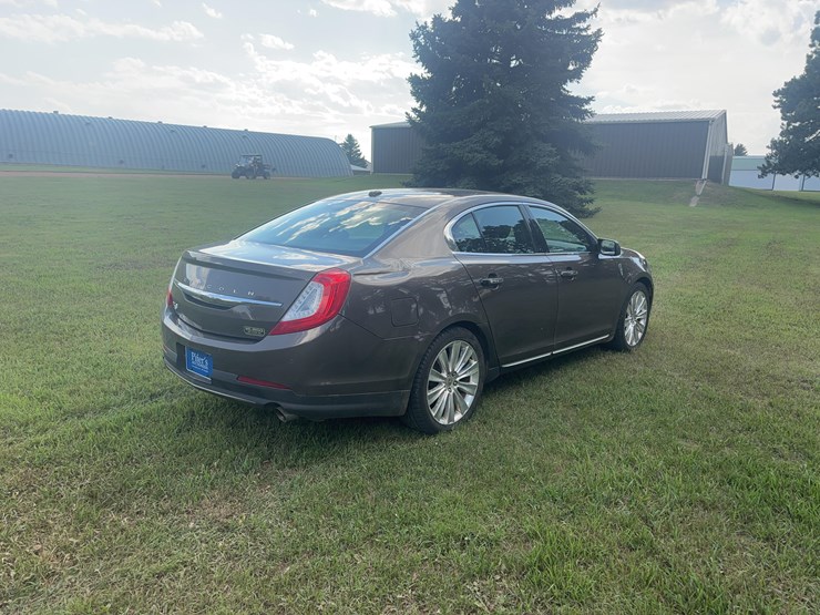 2015-lincoln-mks-sedan-image-5