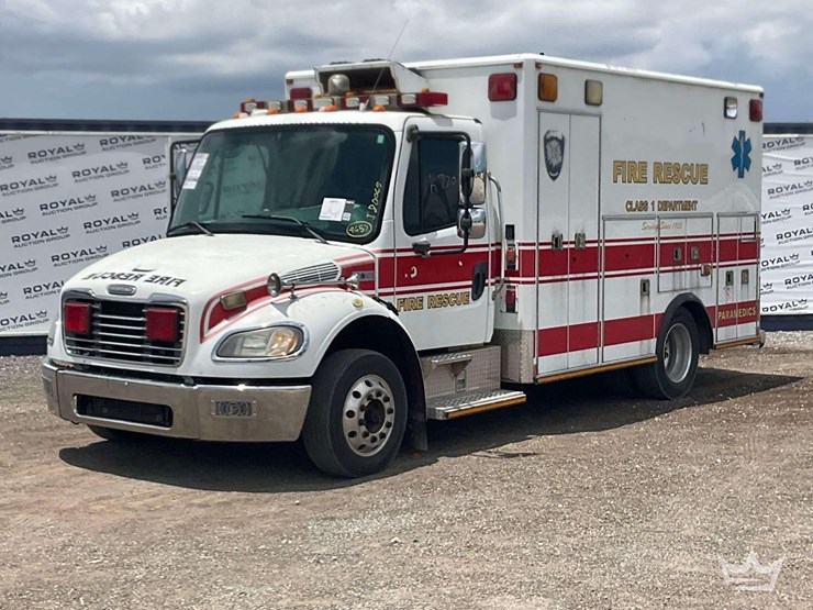 2003-freightliner-m2-106-image-1