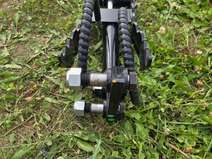 #2054-•-mini-excavator-thumb-clamp-image-1
