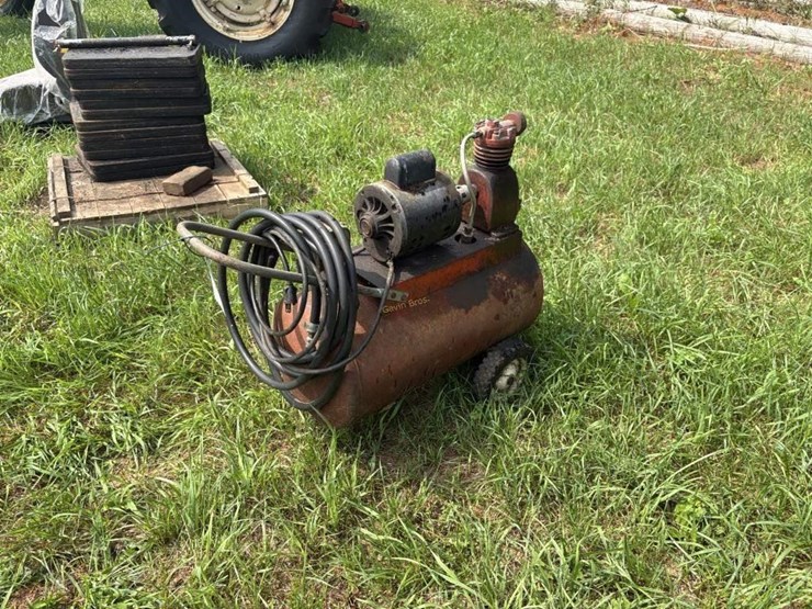 red-&-white-air-compressor---runs-image-1
