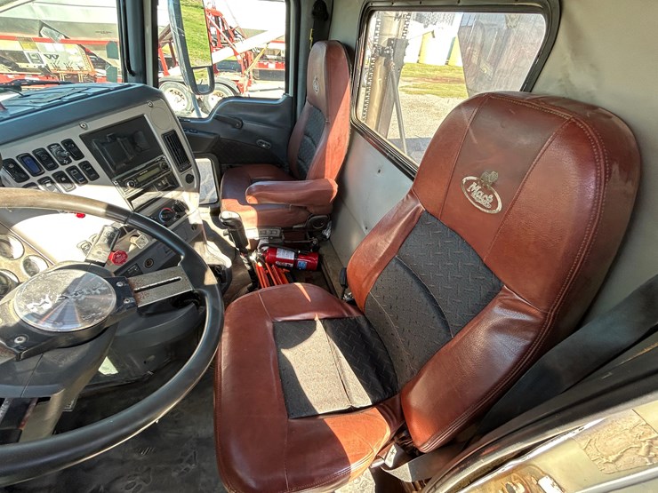 2012-mack-tender-truck-w/adams-rear-discharge-bed-auger-image-60