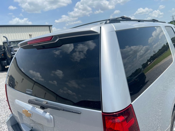 2012-chevrolet-suburban-image-19
