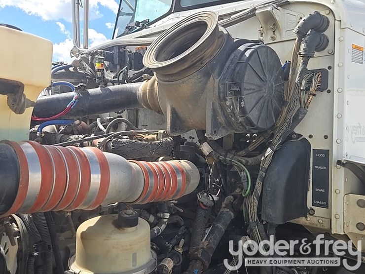 2012-peterbilt-348-image-62