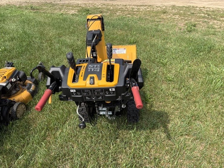 cub-cadet-3x-24"-three-stage-snow-blower-image-7