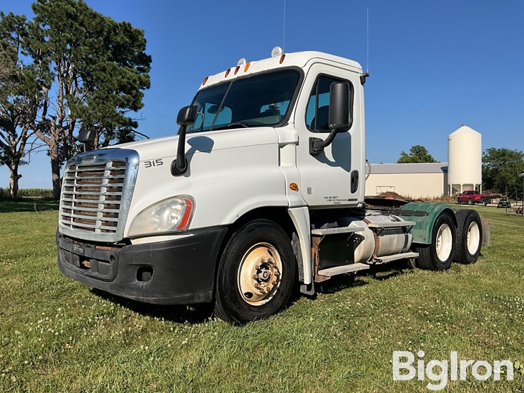 2012-freightliner-cascadia-125-image-1