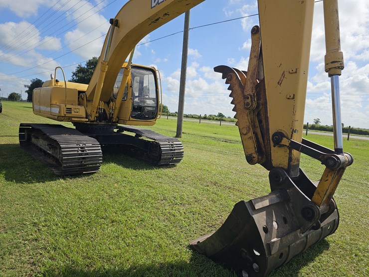 deere-200-lc-image-2