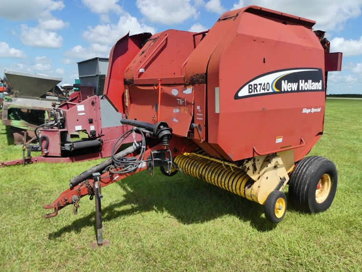 new-holland-br740-image-1