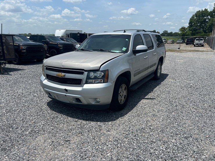 2012-chevrolet-suburban-image-1