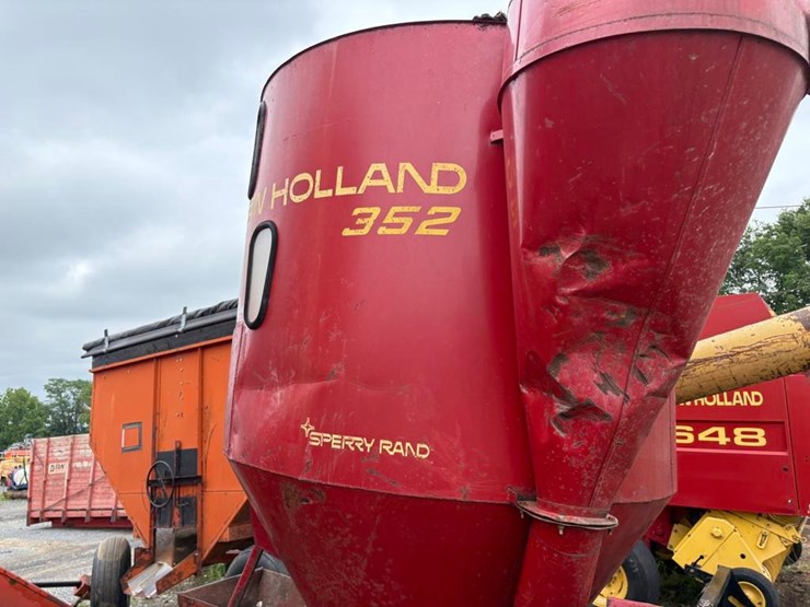 new-holland-352-image-3