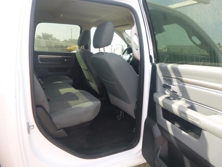2016-dodge-ram-3500-image-21