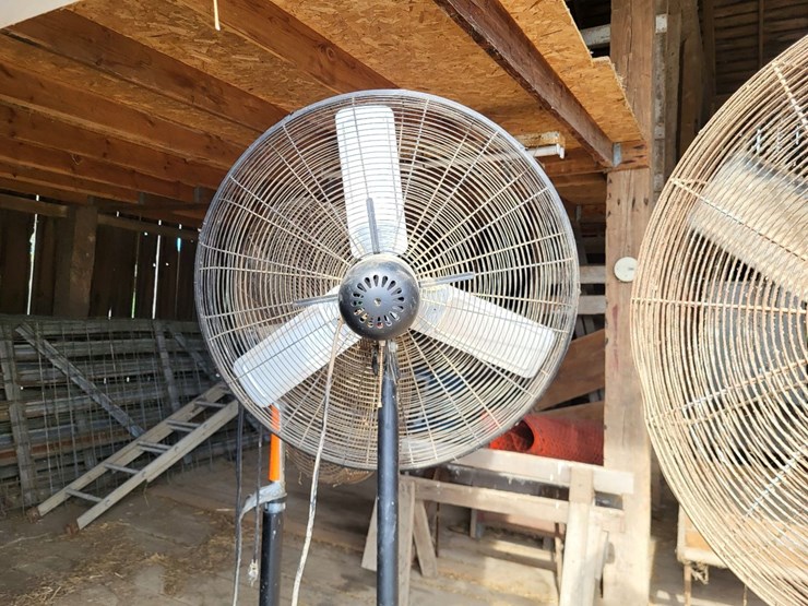 (3)-32"-livestock-fans-w/stands-and-electric-motor-image-12