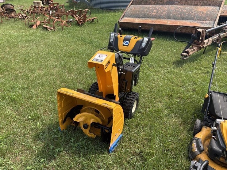 cub-cadet-3x-24"-three-stage-snow-blower-image-2