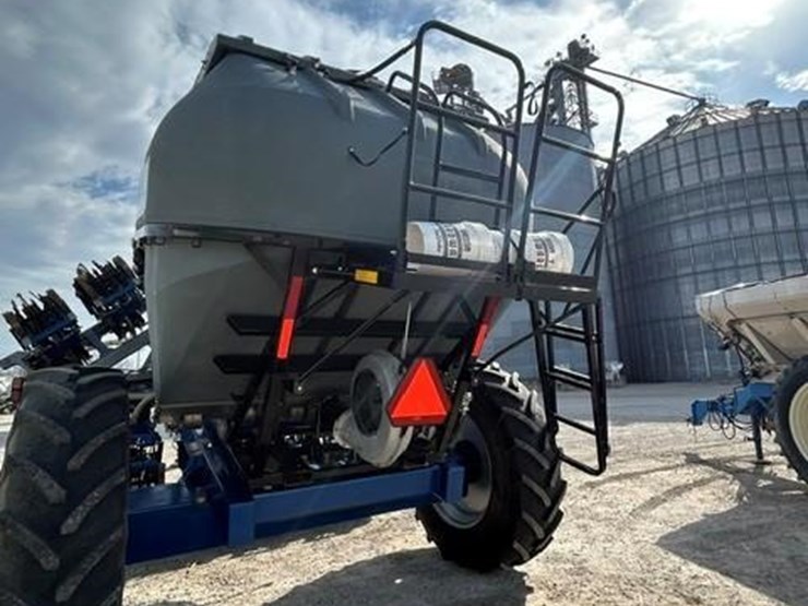 aguru-12-row-strip-till-bar6430-vertical-fold-toolbar-400-series-rowcrop-chassis-9t-montag-tank-image-15