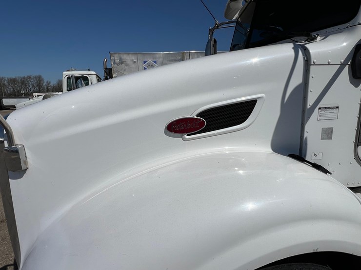 2011-peterbilt-386-image-19