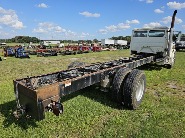 2001-freightliner-fl80-image-3