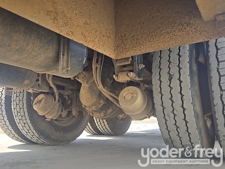 2012-peterbilt-348-image-21