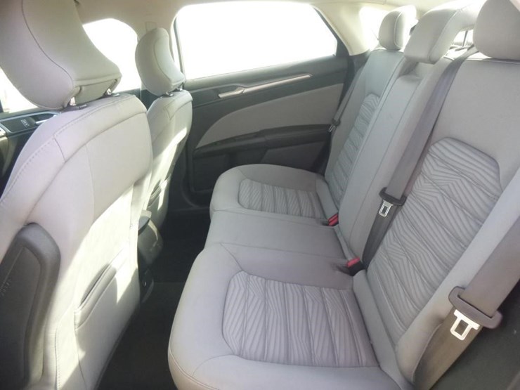 2016-ford-fusion-hybrid-sedan-image-13