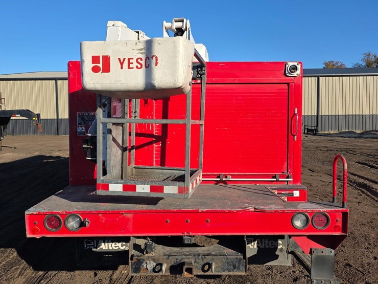 2017-ram-5500-bucket-truck-image-3