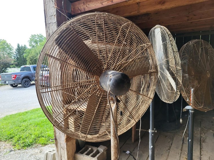(3)-32"-livestock-fans-w/stands-and-electric-motor-image-6