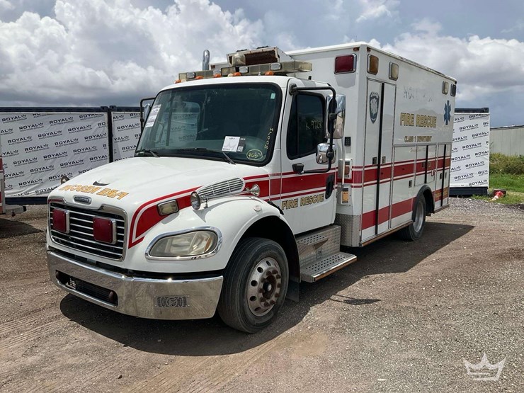 2004-freightliner-m2-106-image-1