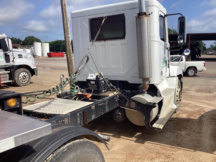 2006-freightliner-cst120-image-4