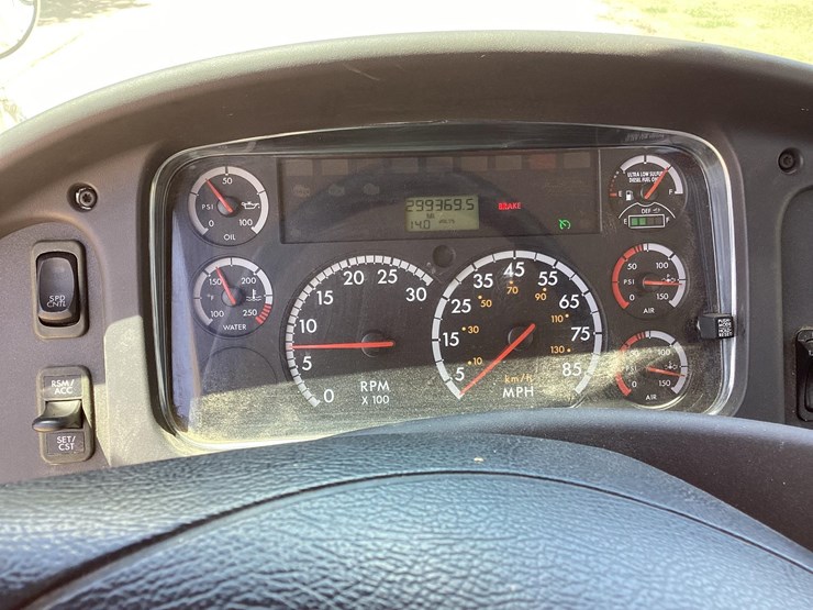 2014-freightliner-m2-image-52