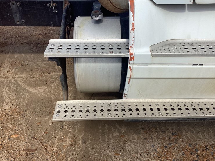 2006-freightliner-cst120-image-14