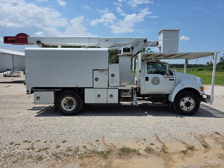 f750-bucket-truck-image-6
