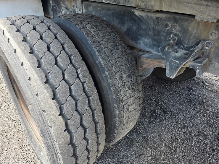 freightliner-bucket-truck-image-17