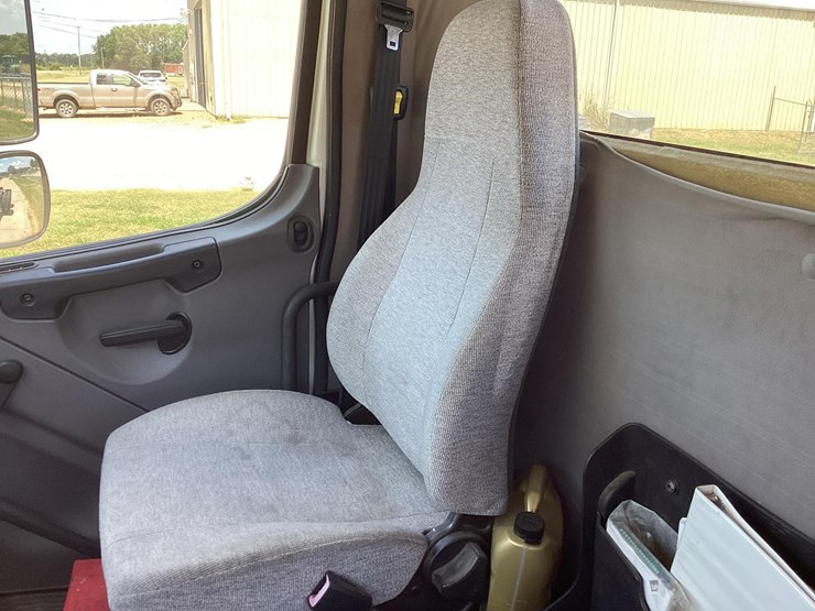 2014-freightliner-m2-image-49