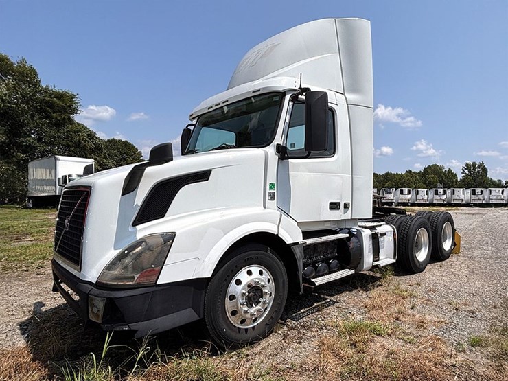 2013-volvo-vnl300-image-1