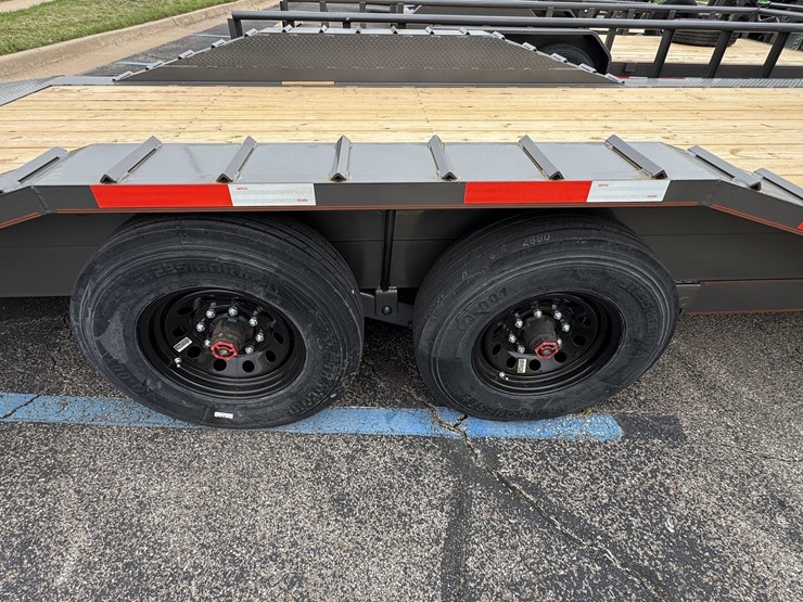2026-bellwether-premier-8.5'x24'-hyd-tilt-gooseneck-trailer-image-8
