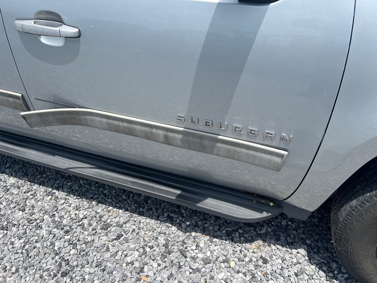 2012-chevrolet-suburban-image-14