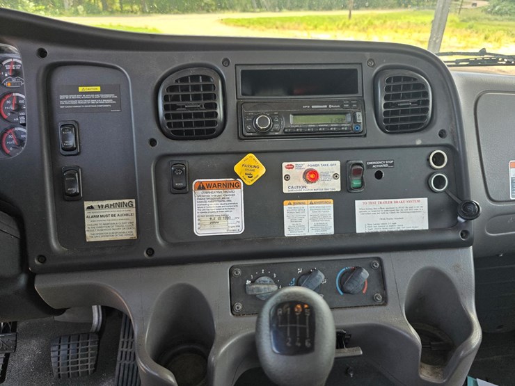 freightliner-bucket-truck-image-13