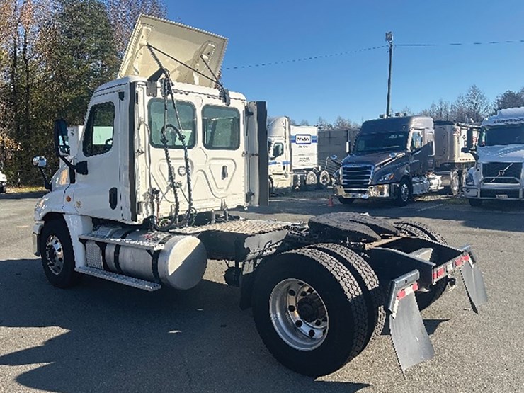 2019-freightliner-cascadia-125-image-2