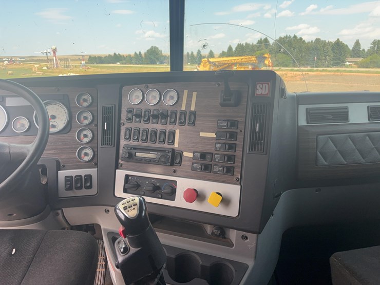 2015-freightliner-122sd-semi-image-33