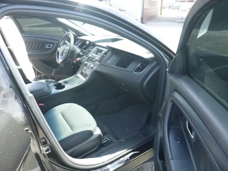 2015-ford-taurus-sedan-image-6