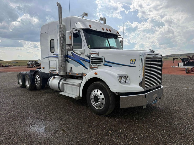 2018-freightliner-semi-image-8